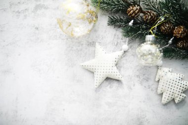 Evergreen ağaç oyuncakları, kar taneleri, küreler ve arka planda köknar dalı, metin için yeri olan Xmas tebrik kartı