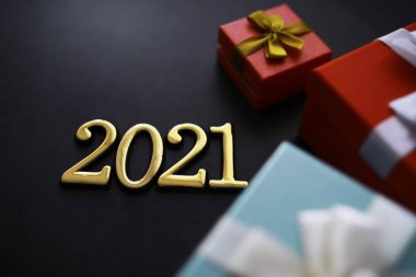 Noel süsü. Arkaplanda hediye kutuları var. Üst Manzara. Noel tebrik kartı konsepti