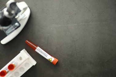 Vücudundaki tehlikeli virüs koronavirüsünü test etmek için bir kan örneği. Coronavirus testi yapılan tüpler. Virüs hastalıklarının laboratuvar çalışmaları.