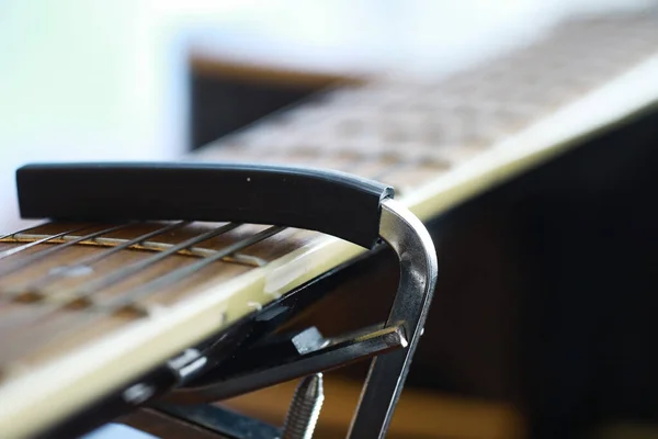 Sahnede Telli Bir Enstrüman Çalan Sanatçı Için Akustik Gitar Capo — Stok fotoğraf