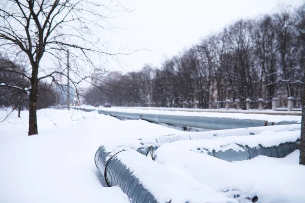 雪に覆われたガスパイプラインと霜の木と冬の風景 ガス管は雪の冬に乗り換え — ストック写真