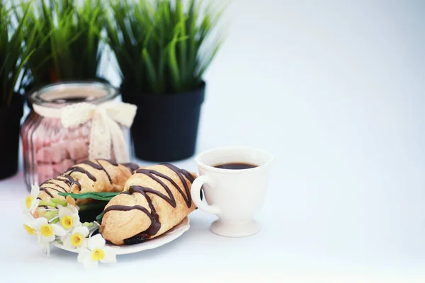 Francuskie Śniadanie Stole Kawa Croissant Czekoladą Karafka Śmietaną Świeże Wypieki — Zdjęcie stockowe