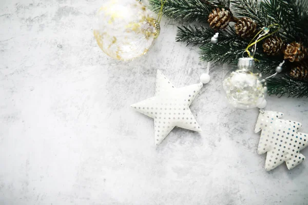 Evergreen Boom Handgemaakt Speelgoed Sneeuwvlokken Bollen Sparren Tak Stenen Achtergrond — Stockfoto