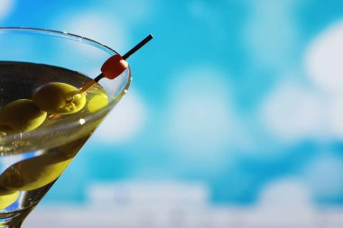 Seyahat konsepti. Turist aksesuarları uçuşta toplanıyor. Alkol, kamera, harita ögeleri.