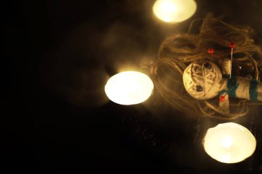 Büyülü bebeklerle, tarot kartlarıyla, kitaplarla, şeytani mumlarla ve cadılık objeleriyle dolu mistik bir hayat. Kehanet ayini.