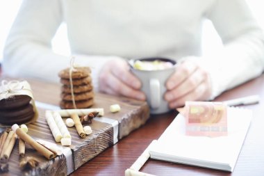 Kış kahvaltısı. Bir fincan sıcak çikolata, şekerleme ve taze pişmiş kurabiyeler. Zencefilli kurabiye ve kahve..