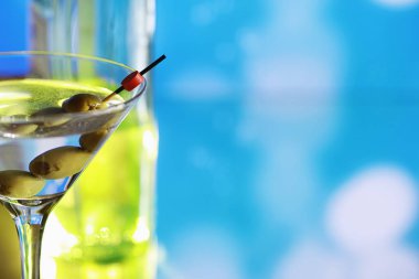 Seyahat konsepti. Turist aksesuarları uçuşta toplanıyor. Alkol, kamera, harita ögeleri.