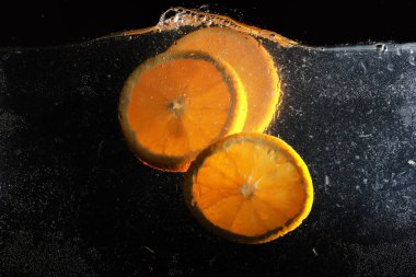 Olgun tatlı portakala su damlaları. Metnin için kopyalama alanı olan yeni Mandarin arkaplanı. Vejetaryen ve vejetaryen kavramı.