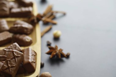 Arkaplanda siyah arka planda çikolatalar. Doldurulmuş çikolata. Atıştırmalık tatlı ve çay.