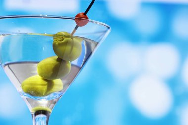 Seyahat konsepti. Turist aksesuarları uçuşta toplanıyor. Alkol, kamera, harita ögeleri.