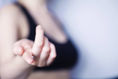 Kötü görüş kavramı. Kontak lens ve gözlüğü elinizde tutun. Reklam gözlükleri ve lensler için poster.