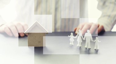 Sigorta teminatı. Hayat ve mülk sigortası. Bir işadamı belge hazırlıyor..