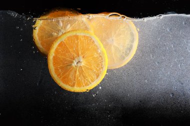 Olgun tatlı portakala su damlaları. Metnin için kopyalama alanı olan yeni Mandarin arkaplanı. Vejetaryen ve vejetaryen kavramı.