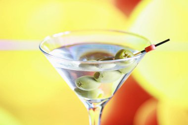 Seyahat konsepti. Turist aksesuarları uçuşta toplanıyor. Alkol, kamera, harita ögeleri.