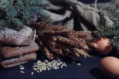 Fırın ve market konsepti. Taze, sağlıklı çavdar ekmeği ve somun ekmeği yakın plan. Tahıllı taze ev yapımı ekmek..