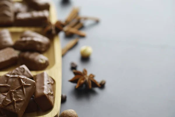 Barras Chocolate Sobre Fondo Negro Contraluz Chocolate Con Relleno Dulces — Foto de Stock