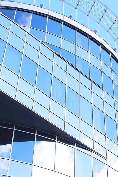 Ön cephenin mimari ayrıntıları diğer binaların ve güneşin birden fazla yansımasıyla birlikte. Modern binanın dış cephesi. Mimari soyut arkaplan