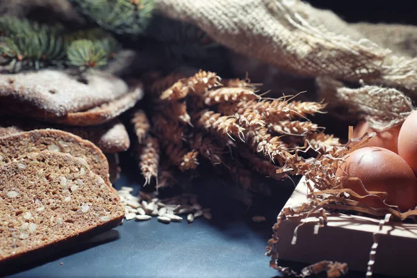 Fırın ve market konsepti. Taze, sağlıklı çavdar ekmeği ve somun ekmeği yakın plan. Tahıllı taze ev yapımı ekmek..