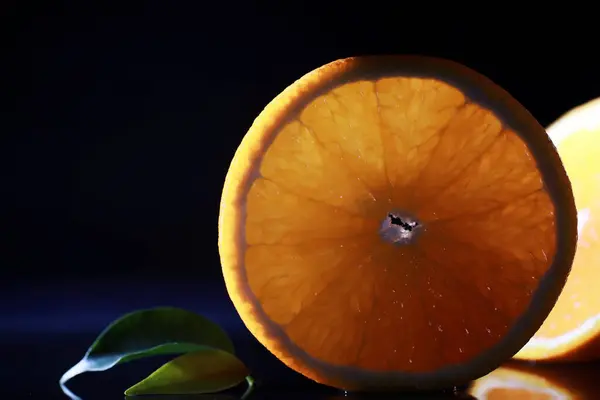 Samenstelling Met Sinaasappel Grapefruitschijfjes Een Zwarte Ondergrond Een Schijfje Sinaasappel — Stockfoto