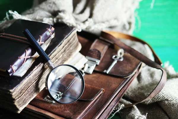 Vieux Sac Cuir Avec Une Loupe Sur Une Table Bois — Photo