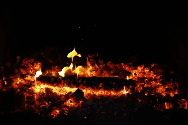 Égő Vörös Szikrák Szállnak Nagy Tűzből Gyönyörű Elvont Háttér Téma — Stock Fotó