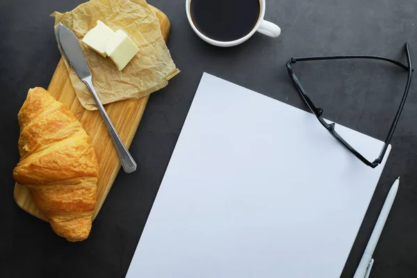 Friss Péksütemények Asztalon Francia Ízesített Croissant Reggelire — Stock Fotó