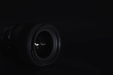 Operatör masasındaki kameraya görüntü. Fotoğraf merceğinin camında bir işaret fişeği. Siyah arkaplan ve fotoğrafçı tekniği.. 