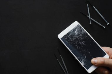 Kırık dokunmatik ekranlı akıllı telefon. Cep telefonu bozuk. Telefon bozuldu. Cep telefonuna kırık cam takmak. Akıllı telefon onarımı.