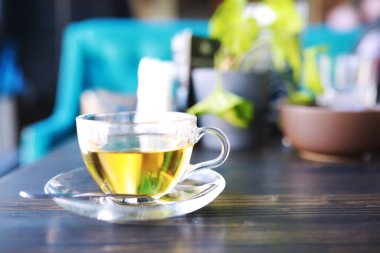 Arka planda çay ve çay yaprağı