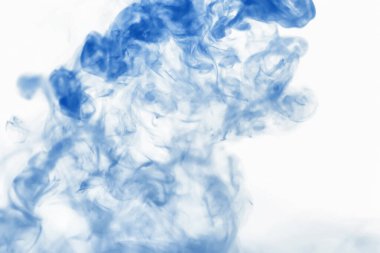 Suyun içinde bir tutam boya. Sudaki boyanın çözülmesi. Su kirliliği. Sanat yaratıcılığı kavramı.