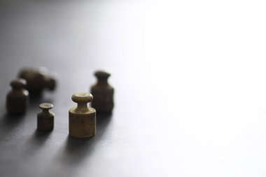 Küçük ağırlıklar klasik denge terazileri. Eskiler 'in eski ölçeği, antika pirinç ağırlık ölçeği detayları.