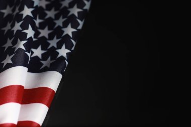 Aynadaki Amerikan bayrağı. Amerika Birleşik Devletleri 'nin sembolü. Siyah arkaplanda yıldız çizgili bayrak.