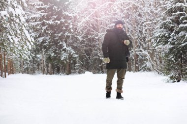 Palto ve İskoç kumaşlı yakışıklı bir adamın açık hava portresi. Sıradan kış modası.