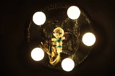 Büyülü bebeklerle, tarot kartlarıyla, kitaplarla, şeytani mumlarla ve cadılık objeleriyle dolu mistik bir hayat. Kehanet ayini.