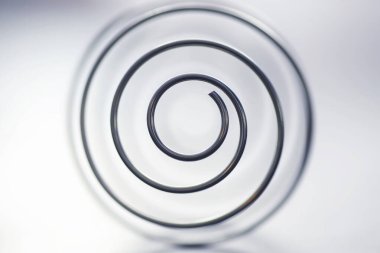 Metal spiral. Sonsuz dönüşler konsepti. Altın oran. Anılar ve yaşam yolu kavramı.