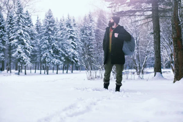 Brodaty Zimowych Lasach Atrakcyjne Szczęśliwy Młody Człowiek Brody Spacer Parku — Zdjęcie stockowe