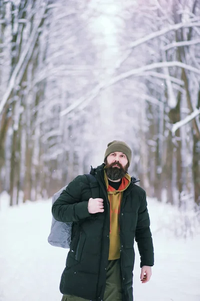 Hombre Barbudo Bosque Invierno Atractivo Joven Feliz Con Barba Caminar —  Fotos de Stock