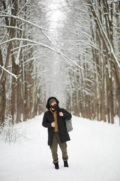 Venkovní Portrét Pohledného Muže Kabátě Šmouze Nenucená Zimní Móda — Stock fotografie