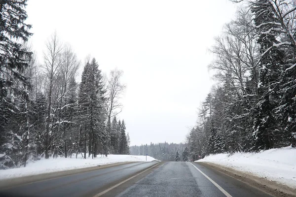 雪の中の田園風景や道路の冬の風景 — ストック写真