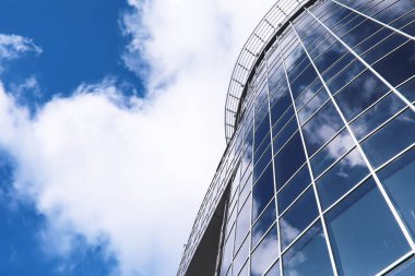 Ön cephenin mimari ayrıntıları diğer binaların ve güneşin birden fazla yansımasıyla birlikte. Modern binanın dış cephesi. Mimari soyut arkaplan