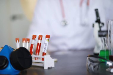 Laboratuvardaki bir bilim adamı viral zatürreenin tedavisi için ilaçları test ediyor. Hastalıklı hastaların Coronovirus kan testi. Dünya salgını.