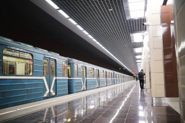 Boş koltuklu metro vagonu. Boş metro vagonu.
