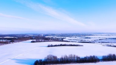 Kışın bir ormanın en üst manzarası, karlı bir ormandaki doğa manzarası,