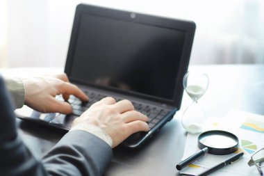 Çalışma zamanı kum saatini sembolize eder. Sigorta müdürü ve bankacı ile ofis masası. Ofis çalışanı masada. Zaman eksikliği kavramı.