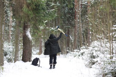 Palto ve İskoç kumaşlı yakışıklı bir adamın açık hava portresi. Sıradan kış modası.