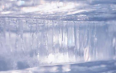 Güneşin altındaki bir bahar gününde eriyen buzun dokusu.