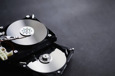 Bilgisayar aksesuarları. Parçalanmış hard disk. Bilgisayar parçalarını onar. Kırık harici hard disk. Bilgisayar arkaplanı.