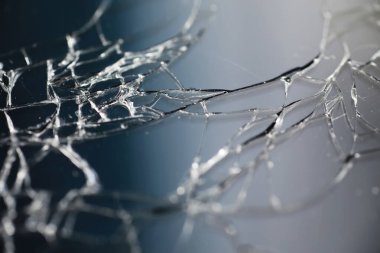Camı kır. Kırık ekran. Bozuk telefon. Kırık cam arka plan. Camdaki beyaz çatlaklar.