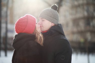 Kış boyunca yürüyen genç bir çift