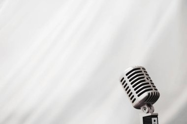 Koridorun önündeki sahnede mikrofon. Sahnede performans. Gösteriler için dizin.